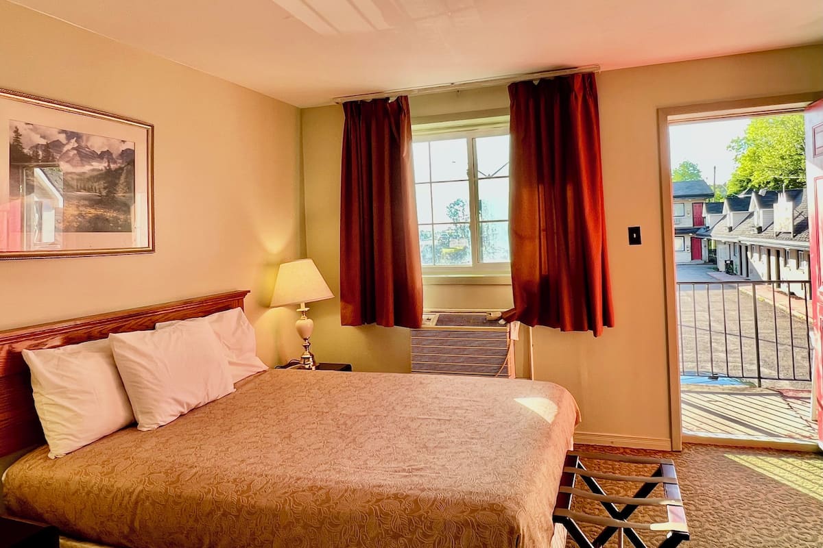 Standard Room, 1 King Bed | Free WiFi