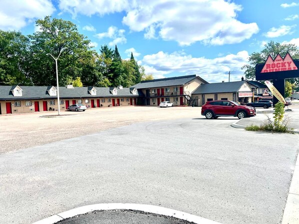 Exterior - Rocky Mountain Lodge & Suites (Renfrew)