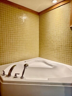 Luxury Suite, 1 King Bed | Bathroom | Hair dryer, towels, toilet paper - Rocky Mountain Lodge & Suites (Renfrew)