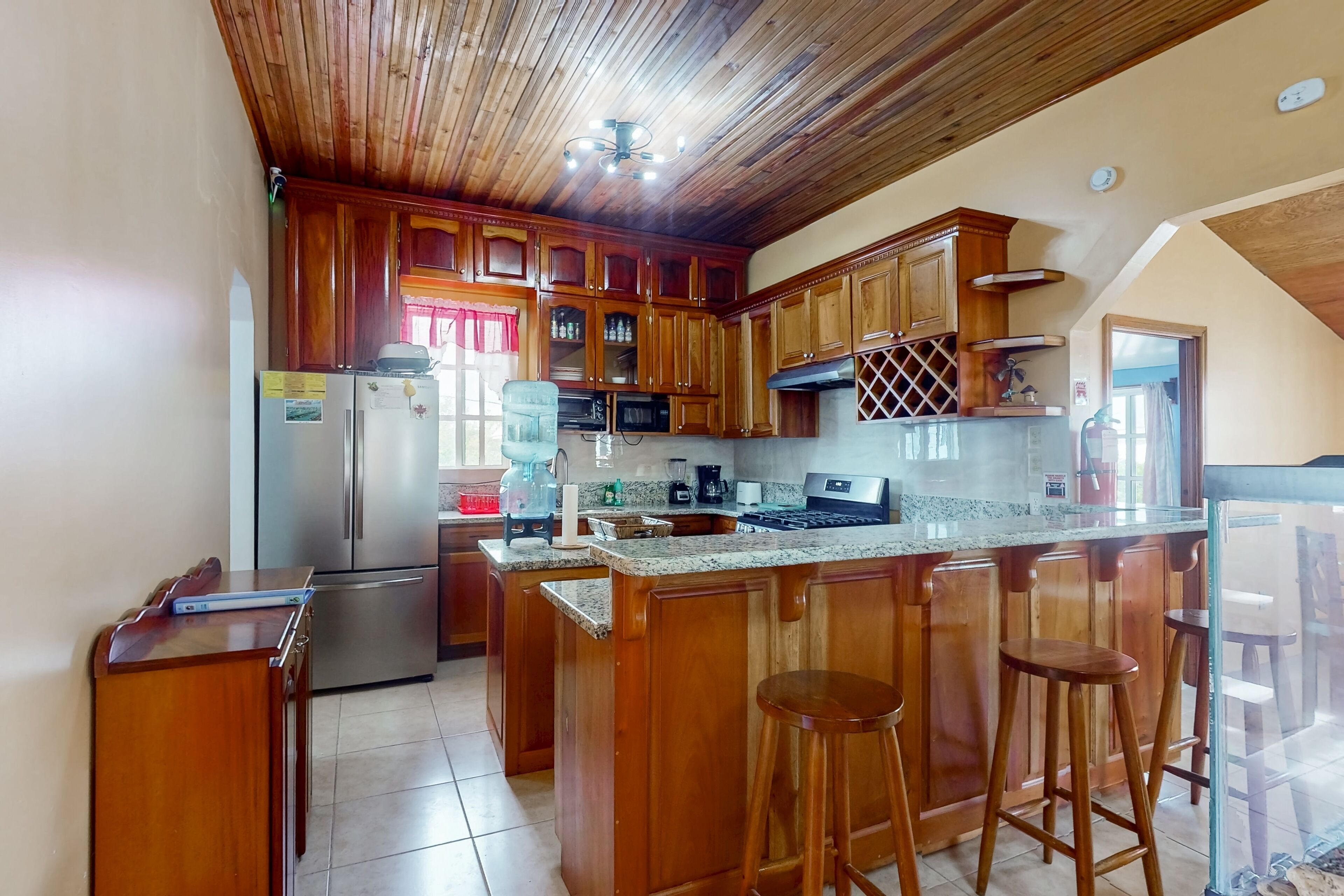 Jääkaappi, mikroaaltouuni, uuni, liesi