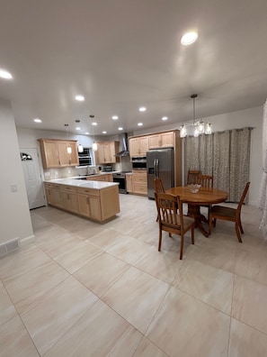 Dining - Spacious 4-bedroom house in peaceful Erie perfect for multiple cupules & familie (Erie)