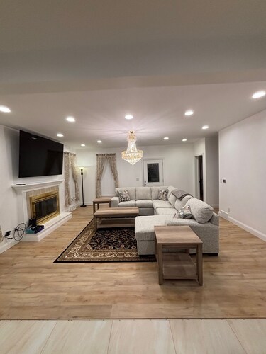 Spacious 4-bedroom house in peaceful Erie perfect for multiple cupules & familie