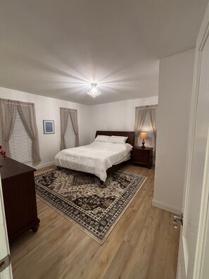 4 bedrooms, iron/ironing board, WiFi, bed sheets