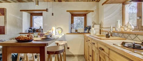 Kjøleskap, ovn, brødrister og kjøkkenutstyr