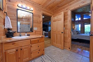 Hair dryer, towels, soap, shampoo - 3BR Aska Cabin Near Toccoa River - Hot Tub + Views (Blue Ridge)