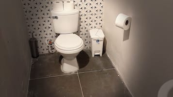 Toallas, jabón, papel de baño