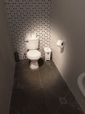 Toallas, jabón, papel de baño 