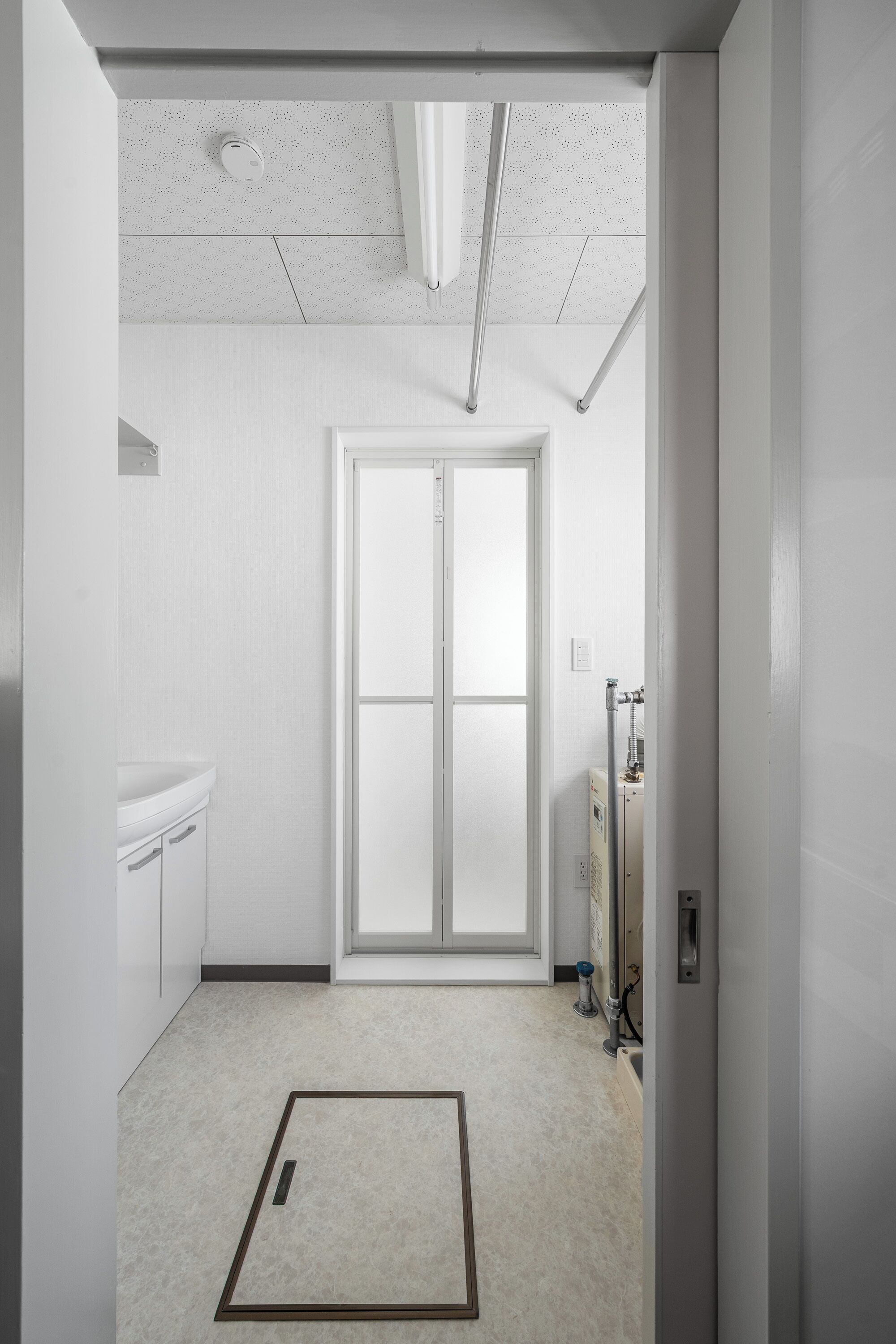 Combined shower/tub, free toiletries, hair dryer, towels