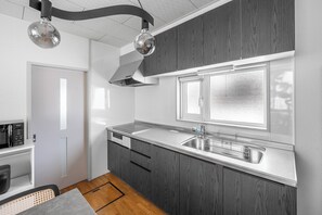 Tủ lạnh, lò vi sóng, bếp nấu, nồi cơm 