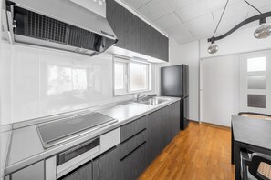 電冰箱、微波爐、爐台、鍋具/餐盤/廚房用品