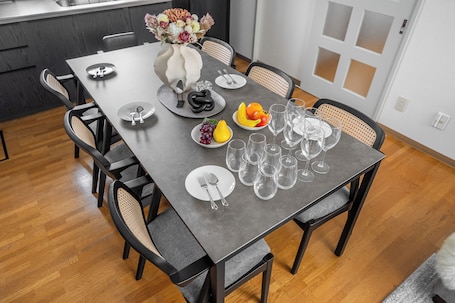 Opções para refeição no quarto. THE VILLAGE 1001