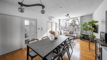 تناول الطعام داخل الغرفة