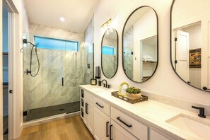 Shower, hair dryer, towels - The Pines of Valle Grande • Hot Tub • Fireplace (Angel Fire)