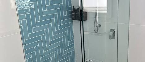 Een douche, een haardroger, handdoeken, zeep