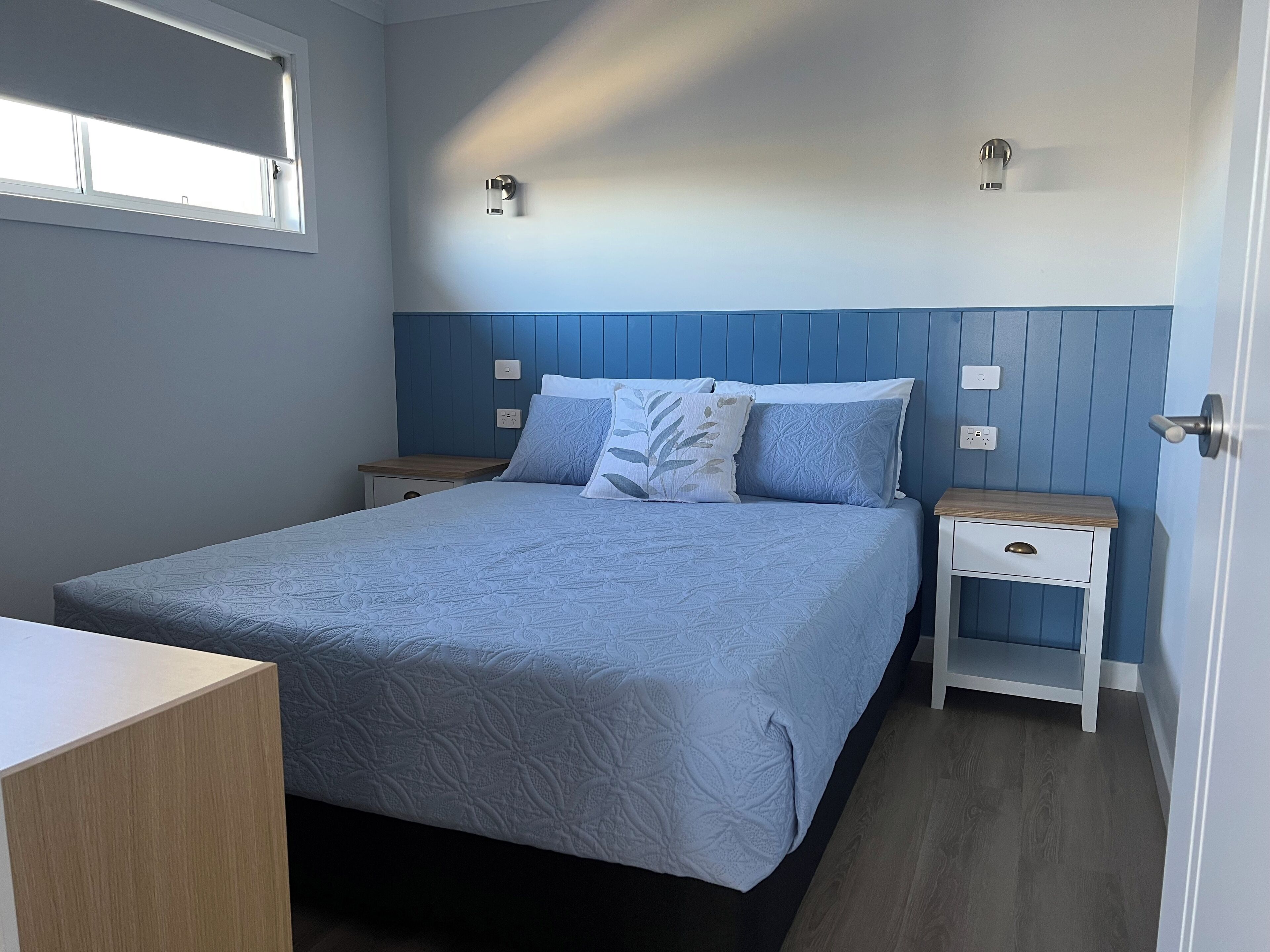 Een strijkplank/strijkijzer, wifi, beddengoed