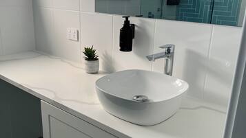 淋浴设施、吹风机、毛巾、肥皂