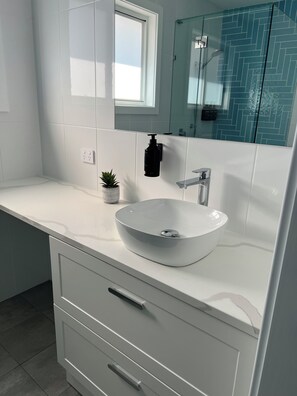 Dusche, Haartrockner, Handtücher, Seife