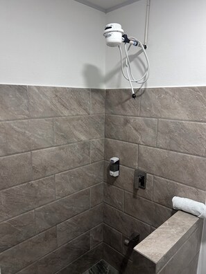 Ducha, bañera de hidromasaje, toallas, jabón