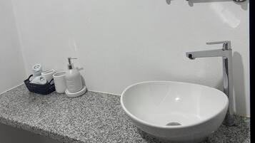 Douche, baignoire à jets, serviettes fournies, savon