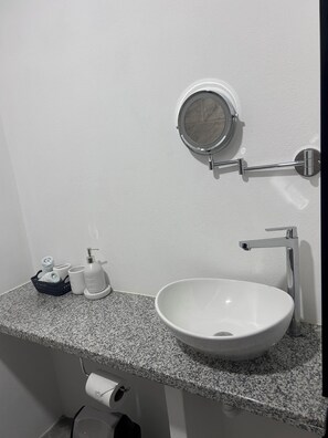 Een douche, een bubbelbad, handdoeken, zeep