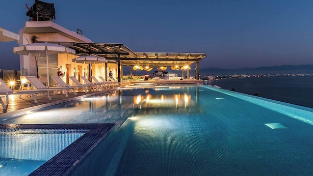 An infinity pool with a view of the sea, a covered seating area, and lounge chairs. - 4BR w/ Oceanfront Views, Gym & Pools | Panarea 5D (Bucerías)
