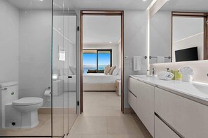 Shower, hair dryer, towels, shampoo - Beachfront 4BR + Panoramic Oceanviews | Panarea 6D (Bucerías)