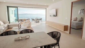 Televisión, futbolito y oficina 