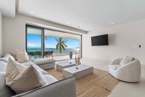 TV, table football, offices - Panarea 1D | Beachfront 4BR + Ocean Views & Pools (Bucerías)