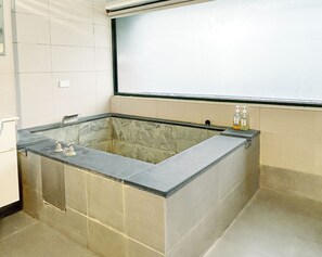 클래식 쿼드룸 | 욕실 | 별도의 욕조 및 샤워 시설, 헤어드라이어, 타월, 비누