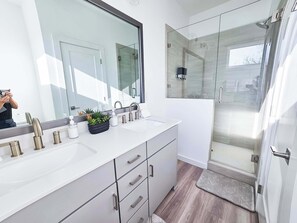 Shower, towels - Fire Pit | 6 Min to Duke + Downtown | Private Deck (Durham)