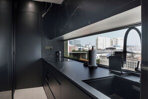 Apartment, City View | Private kitchen | Fridge, stovetop, dishwasher, cookware/dishes/utensils - Haus Lebenlang (Dong Da)