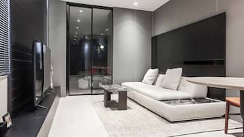 Apartemen, pemandangan kota | Meja kerja, tirai kedap cahaya, setrika/meja setrika, dan Wi-Fi gratis