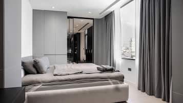 Căn hộ, quang cảnh thành phố | Bàn, màn/rèm cản sáng, bàn ủi/dụng cụ ủi quần áo