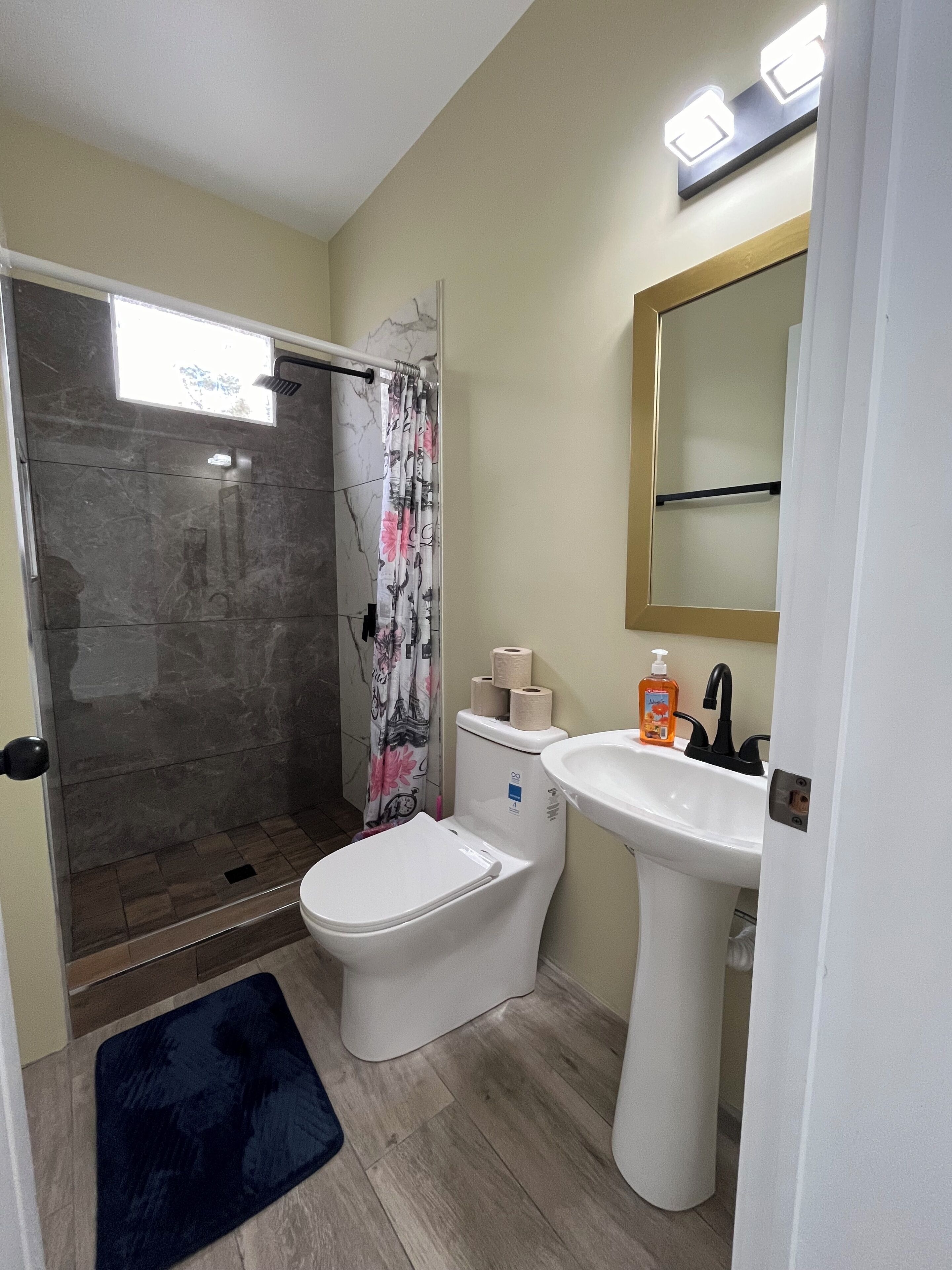 ヘアドライヤー、タオル、石鹸、トイレットペーパー