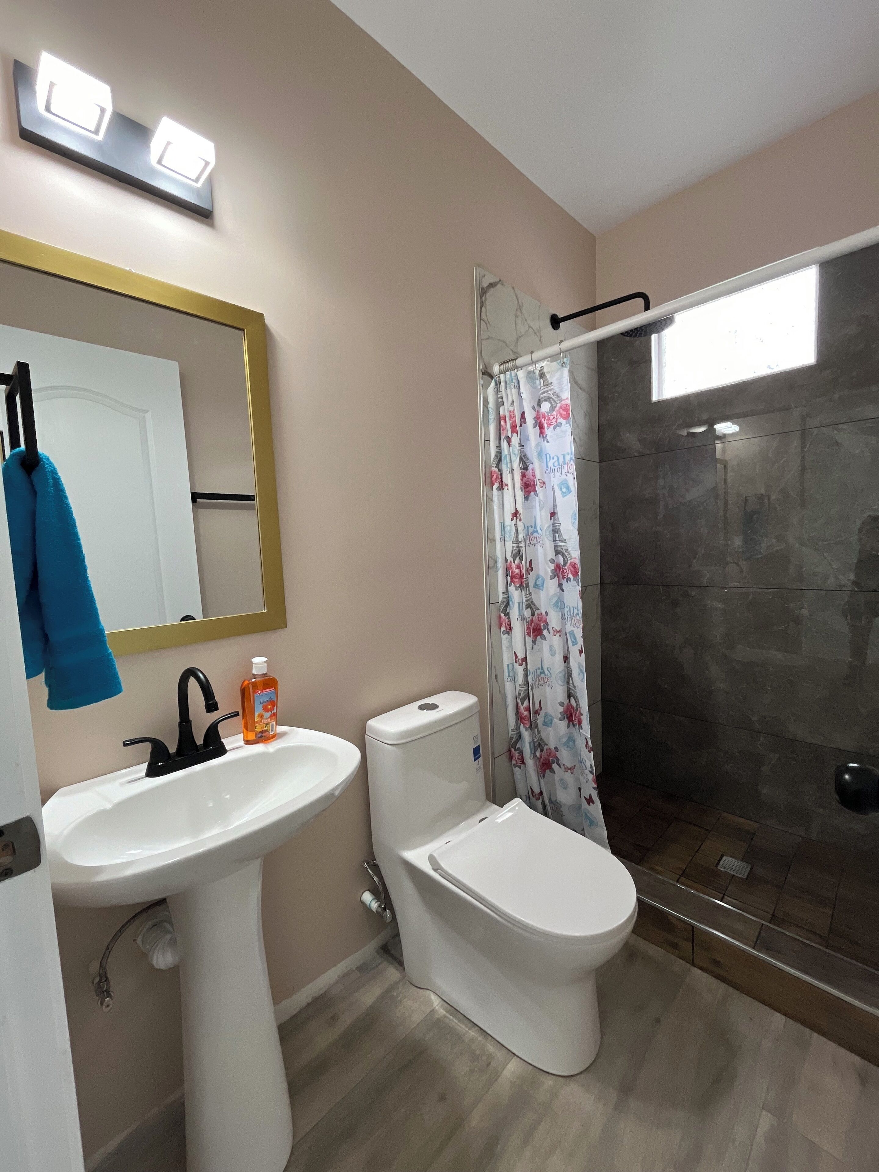 ヘアドライヤー、タオル、石鹸、トイレットペーパー