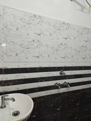 Deluxe Room | Bathroom | Shower, free toiletries, towels, soap - Shubh Hotel (Prayagraj)