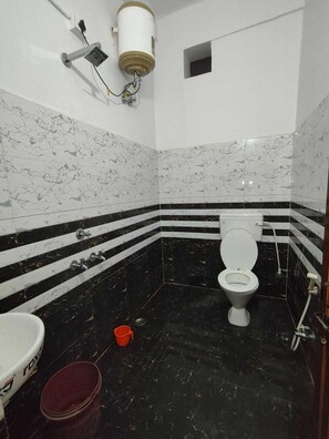 Phòng Deluxe | Phòng tắm | Buồng tắm vòi sen, đồ dùng nhà tắm miễn phí, khăn tắm, xà phòng