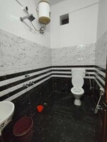 Habitación Deluxe | Baño | Ducha, artículos de higiene personal gratuitos, toallas y jabón