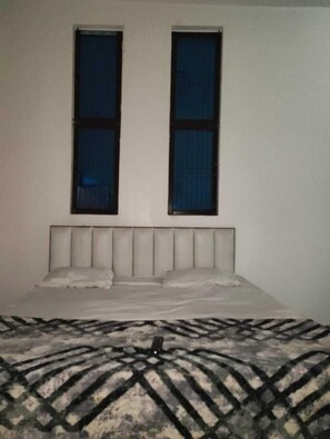 Deluxe Room | Rollaway beds, free WiFi, bed sheets - Shubh Hotel (Phulpur)