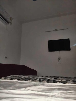 Deluxe Room | Rollaway beds, free WiFi, bed sheets - Shubh Hotel (Prayagraj)