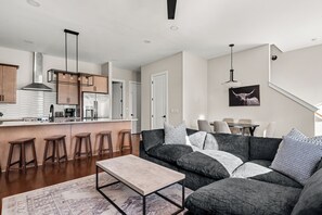 Living area - Killer Views! Rooftop HotTub • 15 beds • Game Room (Nashville)