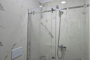 Shower, hair dryer, bidet, towels - Happy Stay Apartment by the Sea 093 (Golem)