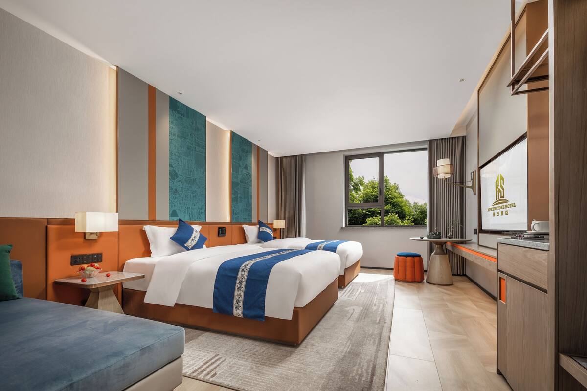 Deluxe Twin Room | Premium bedding, down comforters, pillowtop beds, laptop workspace