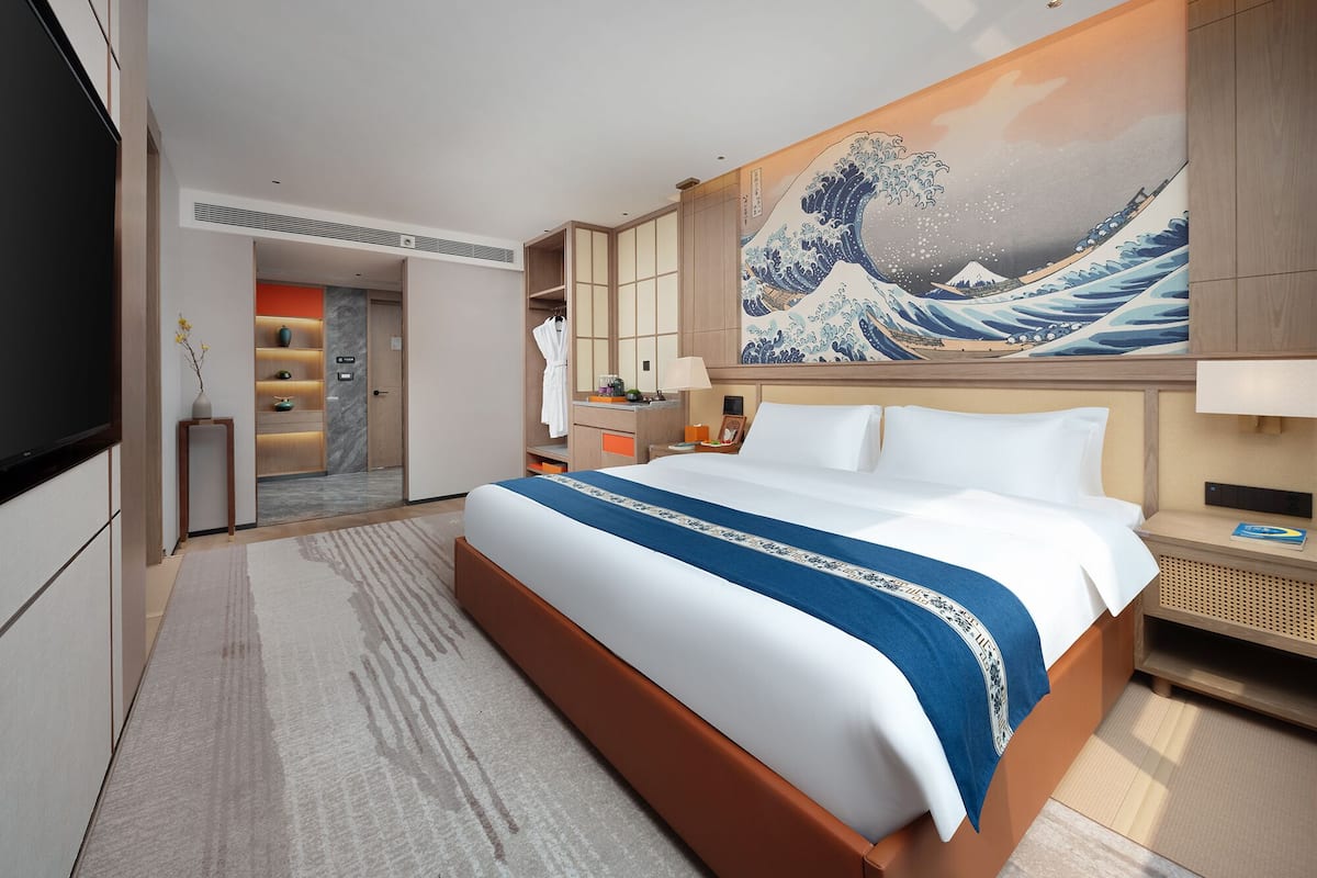 Family Suite | Premium bedding, down comforters, pillowtop beds, laptop workspace