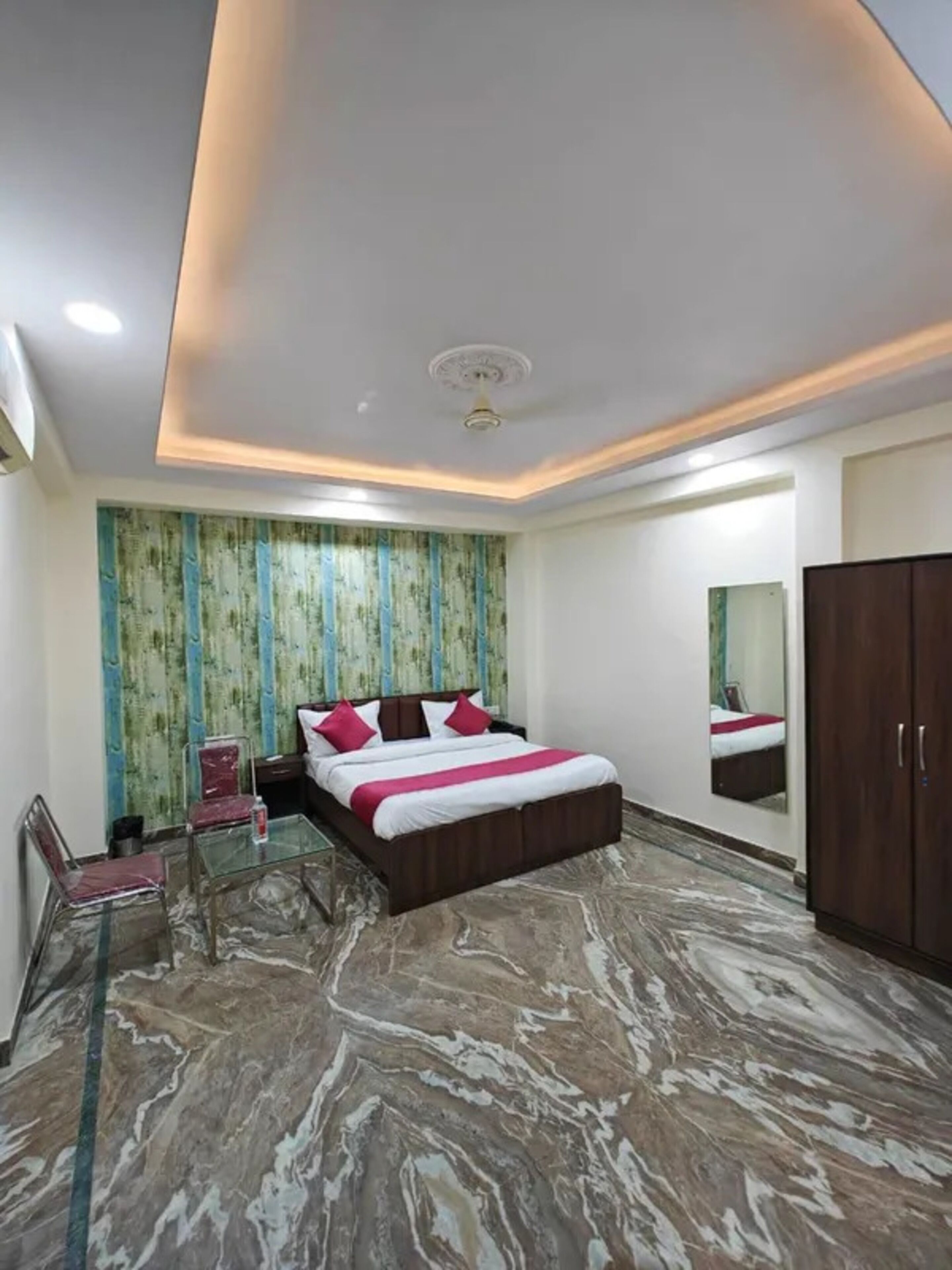 Egyptian cotton sheets, premium bedding, in-room safe, free WiFi