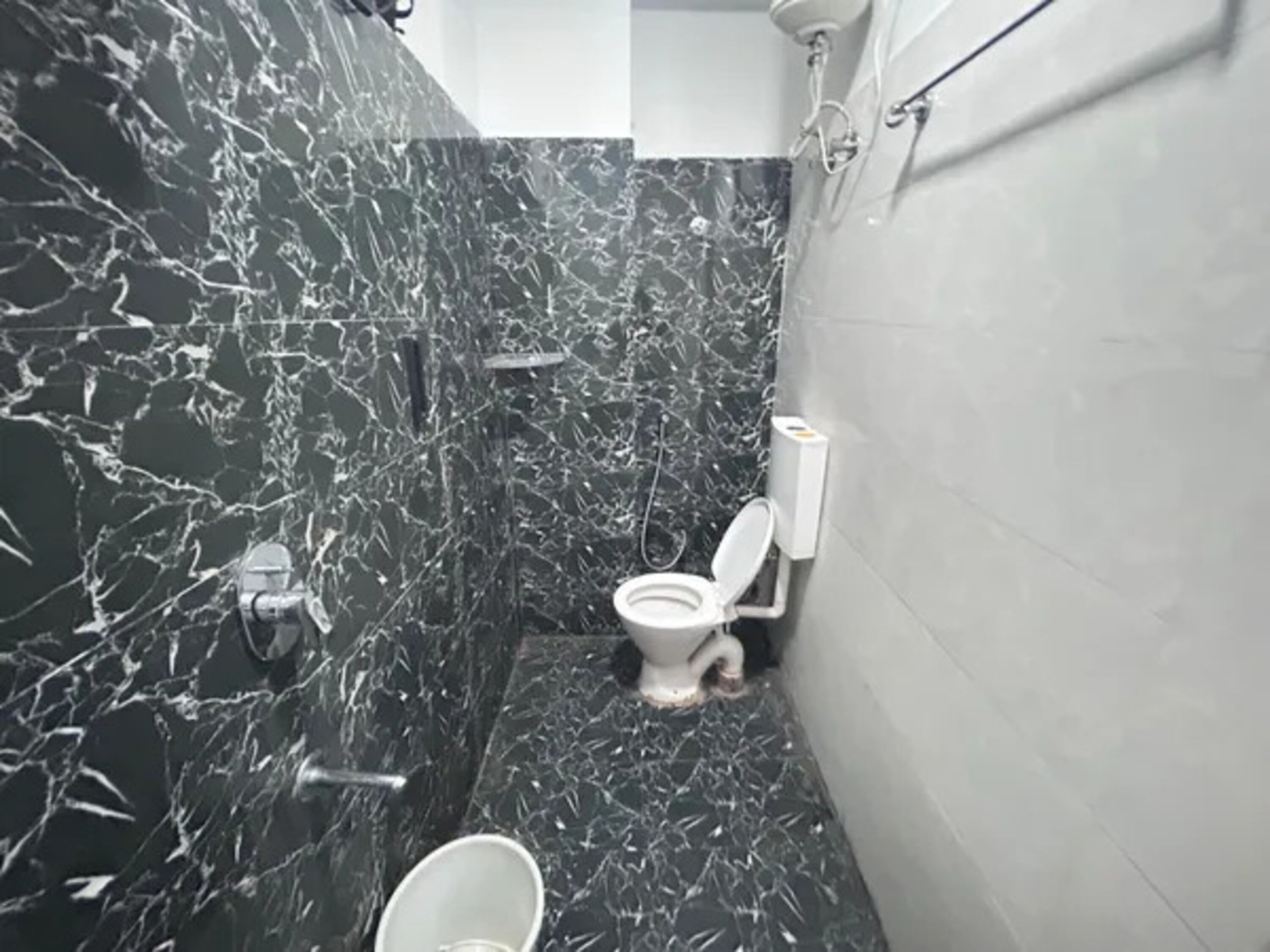 Shower, rainfall showerhead, free toiletries, towels