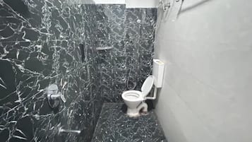 Dusche, Regendusche, kostenlose Toilettenartikel, Handtücher