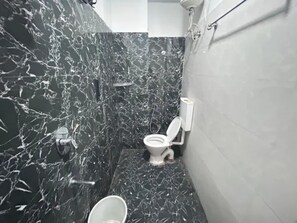 Dusche, Regendusche, kostenlose Toilettenartikel, Handtücher