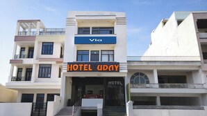 Un hôtel doté d’une façade moderne, d’une entrée bien visible et d’une enseigne indiquant qu’il s’agit d’un hôtel.