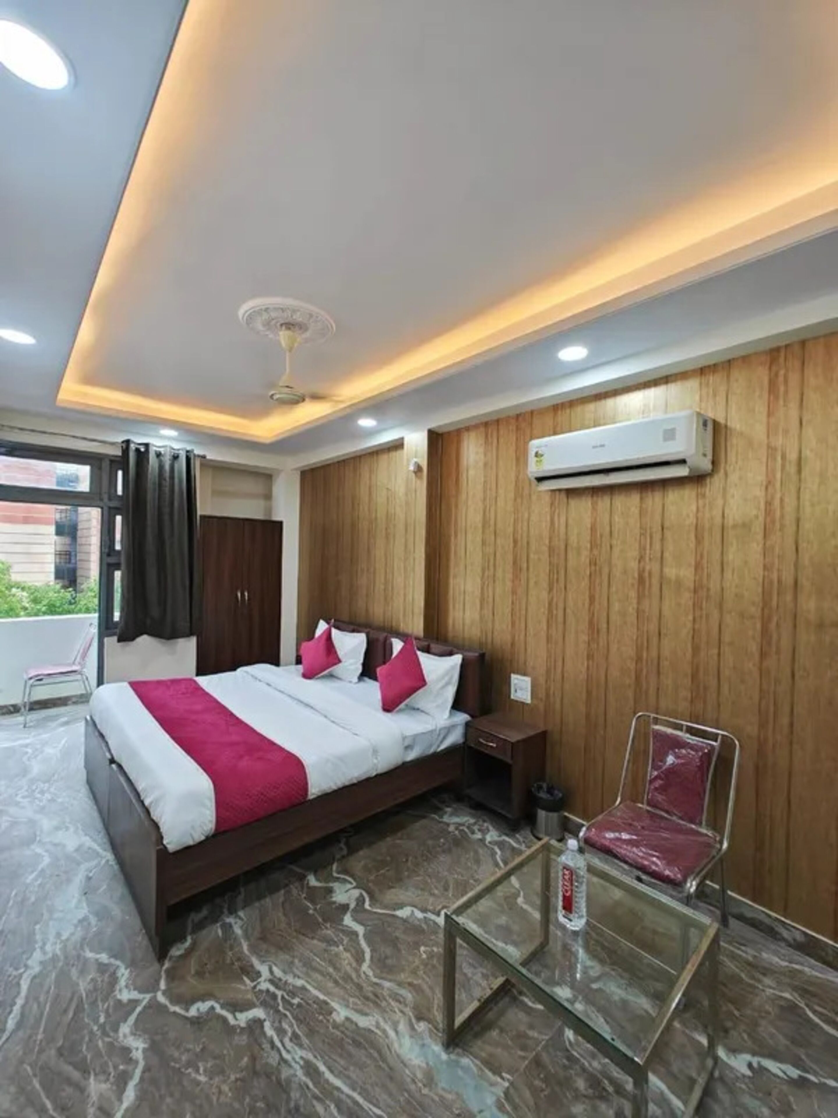 Egyptian cotton sheets, premium bedding, in-room safe, free WiFi